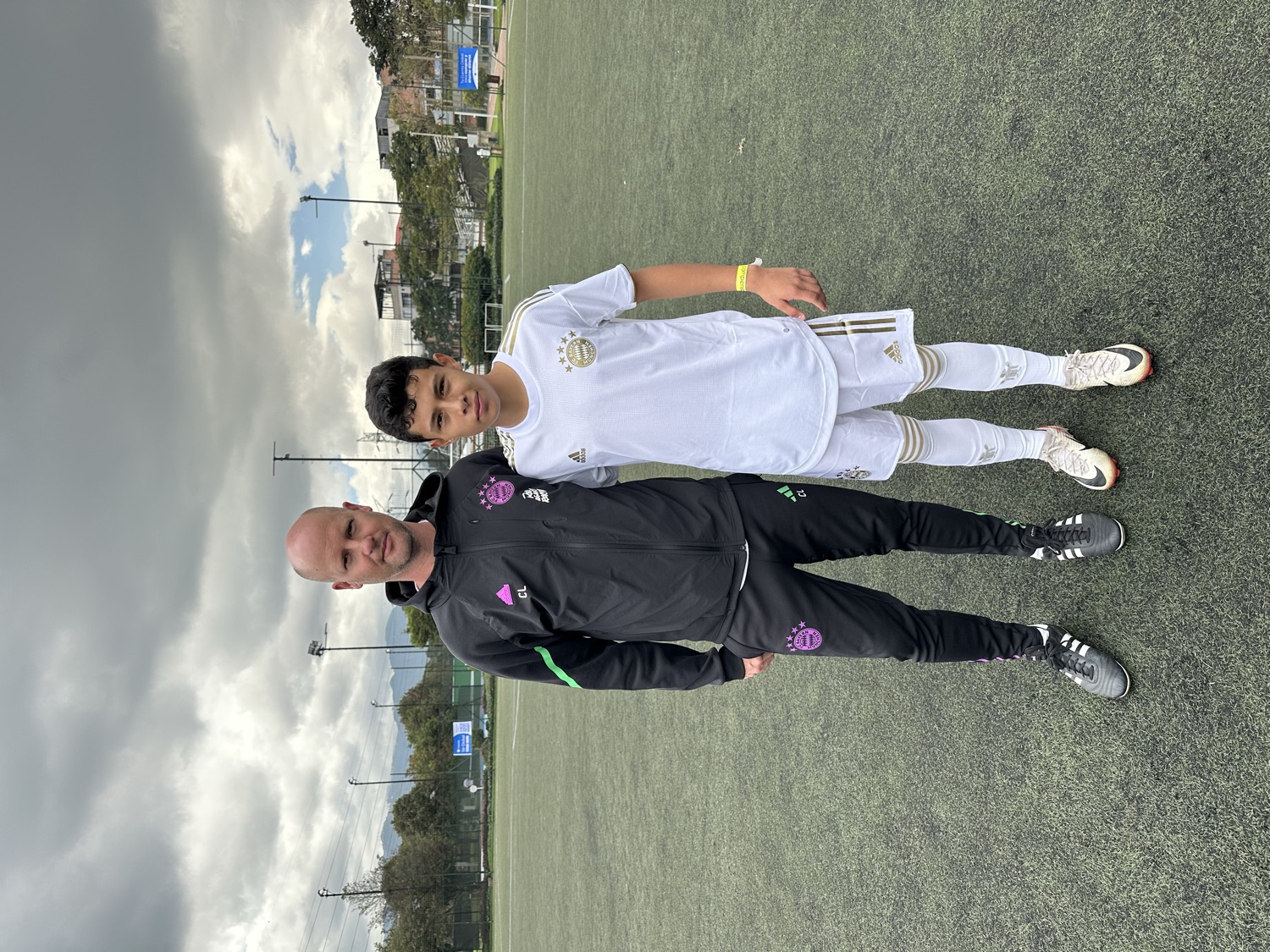 Simón Sanabria con el técnico Christopher Loch del FC Bayern München